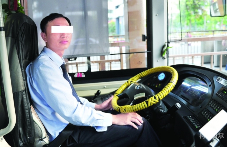 公车上灌满了男人们的浓浆公车上男人们浓情四溢，揭秘都市中的浪漫瞬间
