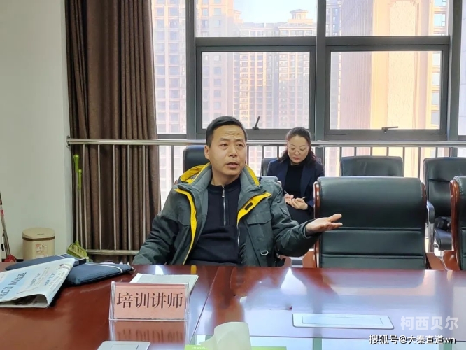 老师角色设定，新闻资讯网站资深编辑