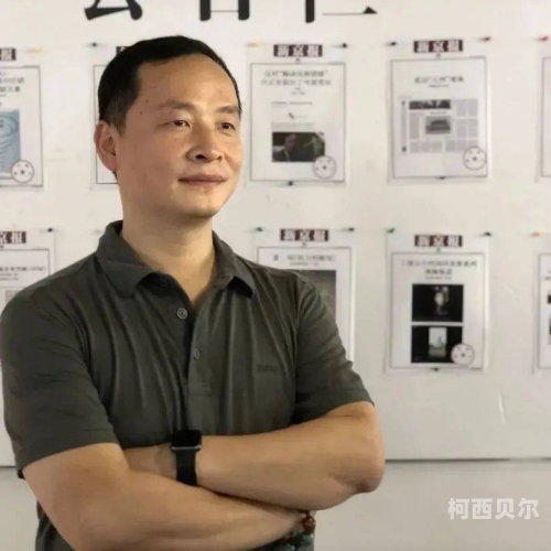 老师角色设定，新闻资讯网站资深编辑